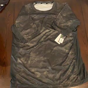 A DAKINE black “PEATCAMO” performance shirt